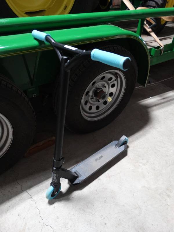 lot 19267 image: Guard small boys scooter.