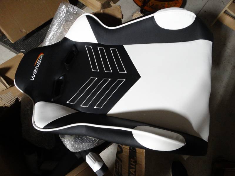 lot 19276 image: Dowinx gaming chair, missing the hardware.