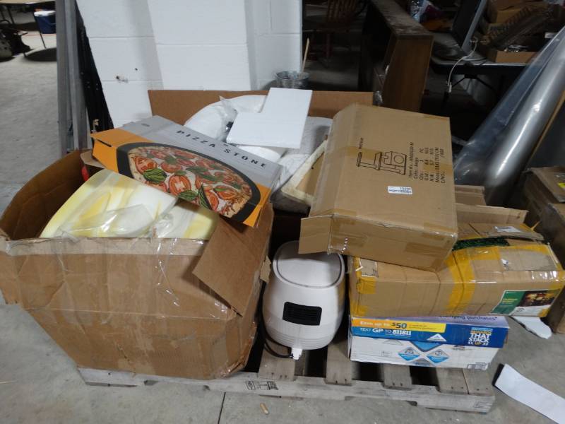 lot 19290 image: Pallet of broken, dirty and missng parts.