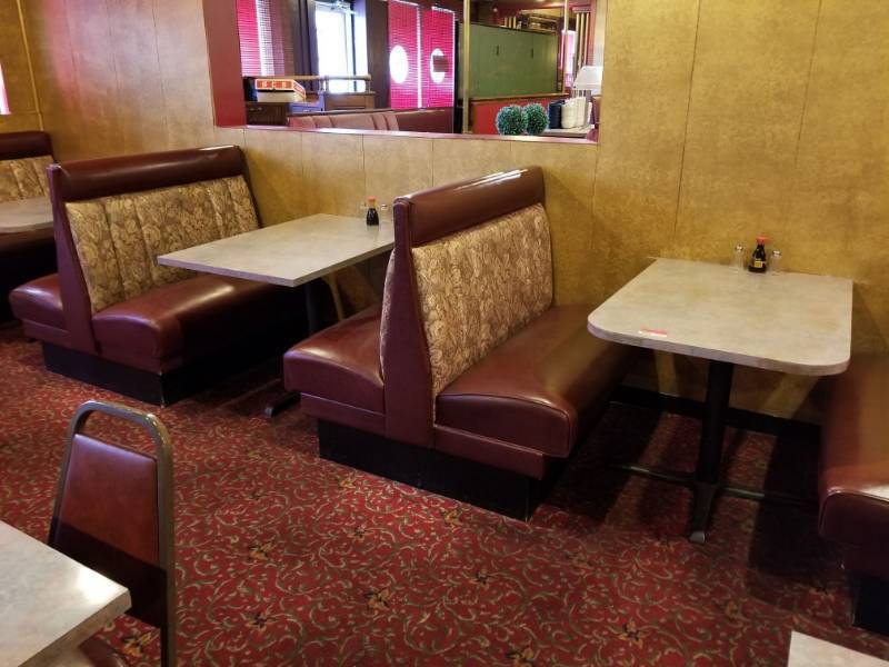 lot 9750 image: Restaurant Booths and Tables