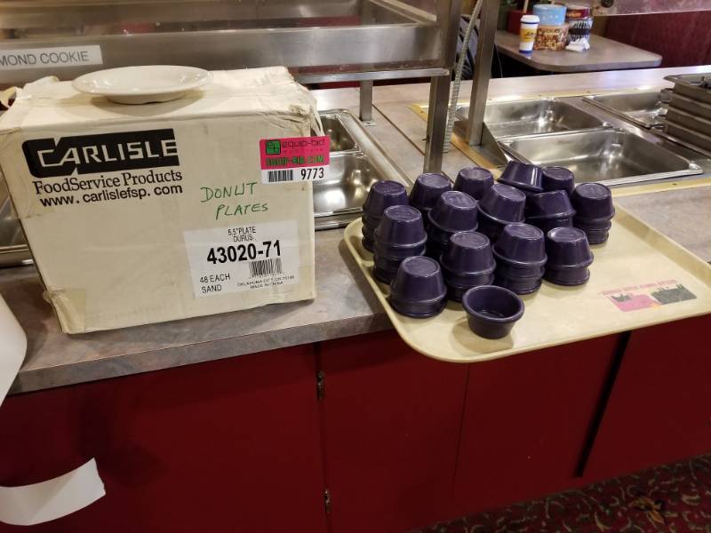 lot 9773 image: Box of Carlisle 5.5in Plates and Tray of Dipping Cups