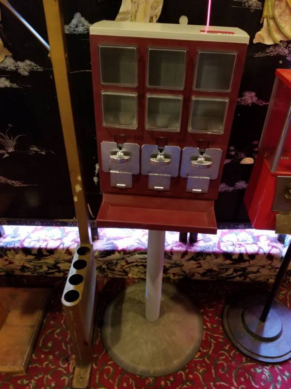 lot 9793 image: 3 Compartment Candy Machine