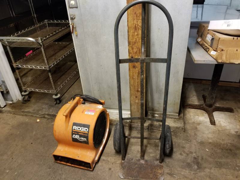 lot 9834 image: Rigid 3 Speed 2500 Max Air Mover and Dolly