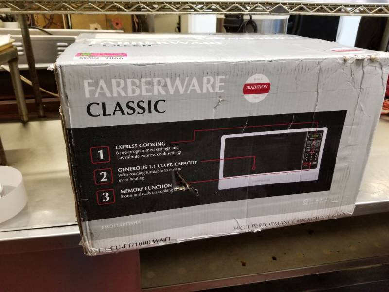 lot 9866 image: Farberware 1000 Watt Microwave New In Box