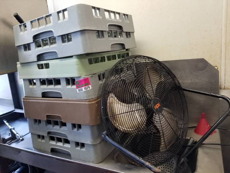 lot 9879 image: 7 Dish Washing Crates and Fan