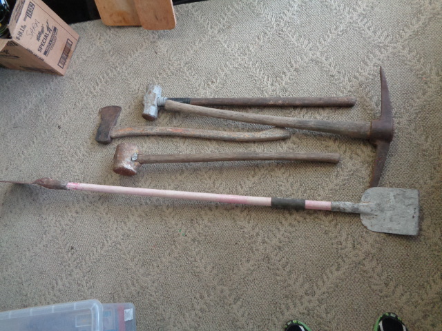 lot 6509 image: 2 Sledge hammers, roof spade, Ax and Pick