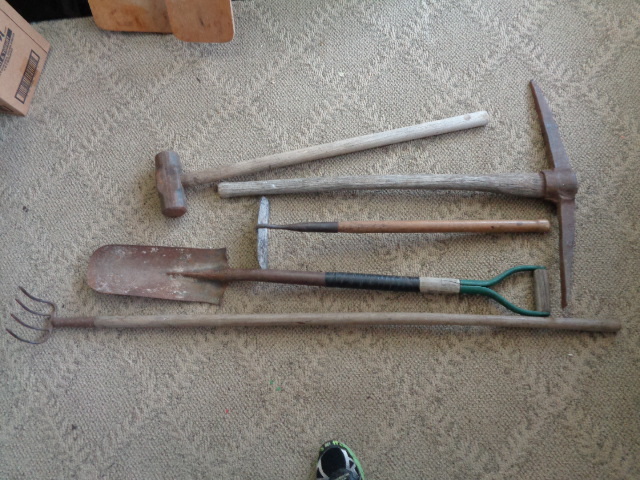 lot 6510 image: Pick, Sledge hammer, Hoe, Rack and Shovel