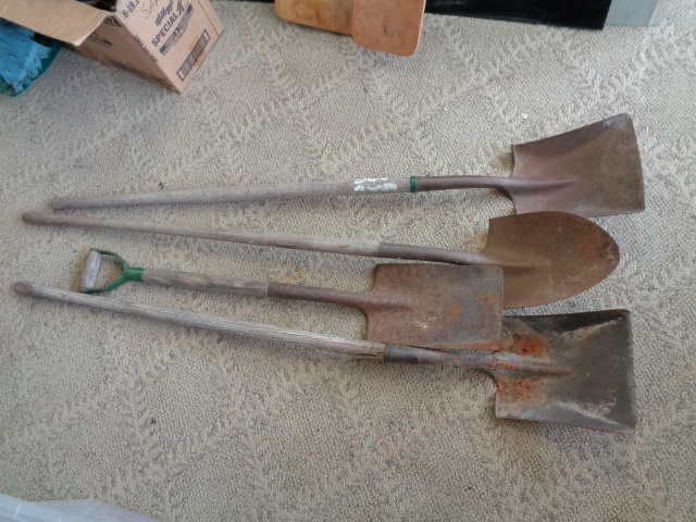 lot 6511 image: 4 Shovels