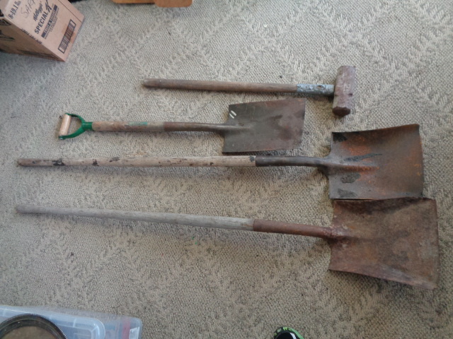 lot 6512 image: 3 Shovels and Sledge Hammer