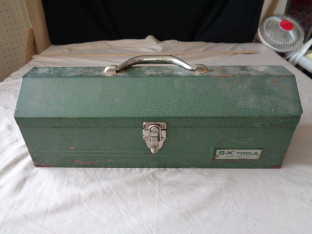 lot 6513 image: Small Green Metal ToolBox with misc tools