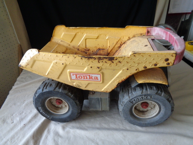 lot 6520 image: 19 Metal Tonka Truck