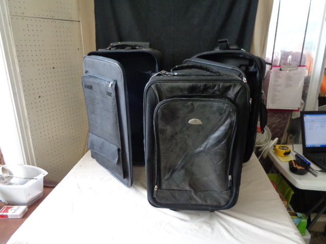 lot 6524 image: 3 Black Suitcases