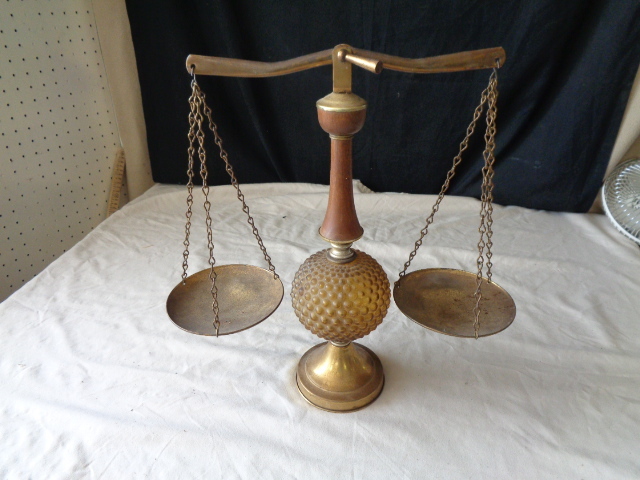 lot 6538 image: Vinatge Brass Balance Weighing Scale