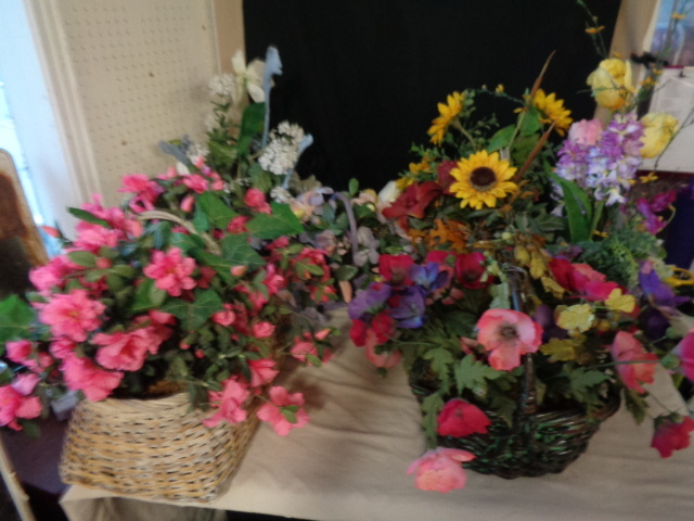 lot 6586 image: Fake Flowers in baskets or pots