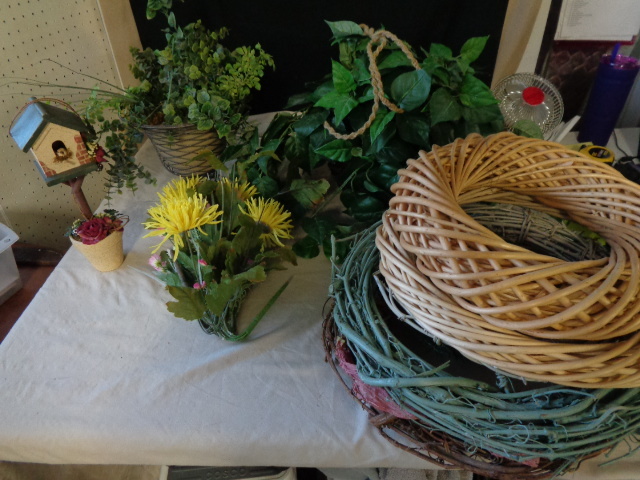lot 6587 image: Flower Dcor and Wreaths
