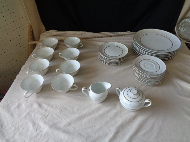 lot 6593 image: 34 Piece Queens Brocade Fine China White Roses Gold Band