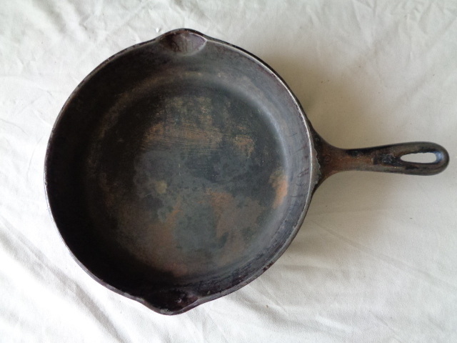 lot 6595 image: 10 Cast Iron Skillet