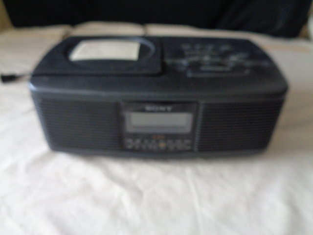 lot 6630 image: Sony CD Player Alarm Clock WORKS