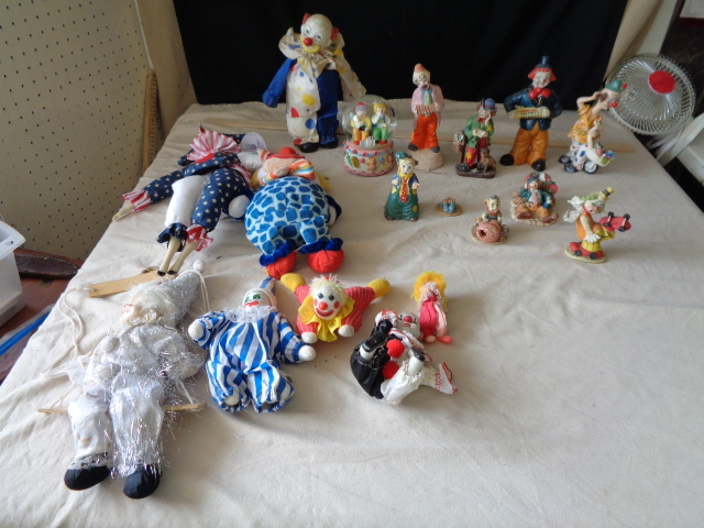 lot 6637 image: Clown Dcor