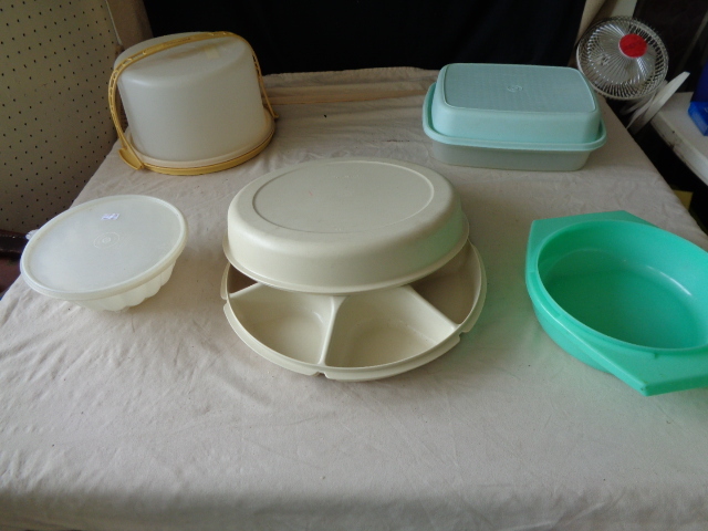 lot 6642 image: 5 Tupperware Dishes