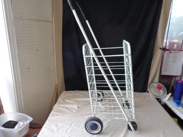 lot 6647 image: Metal Folding Cart