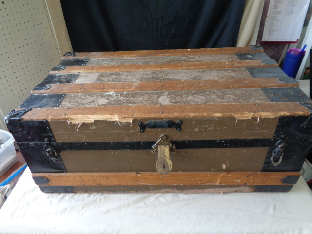 lot 6659 image: 32 x 19 x 12 12 Wood Trunk
