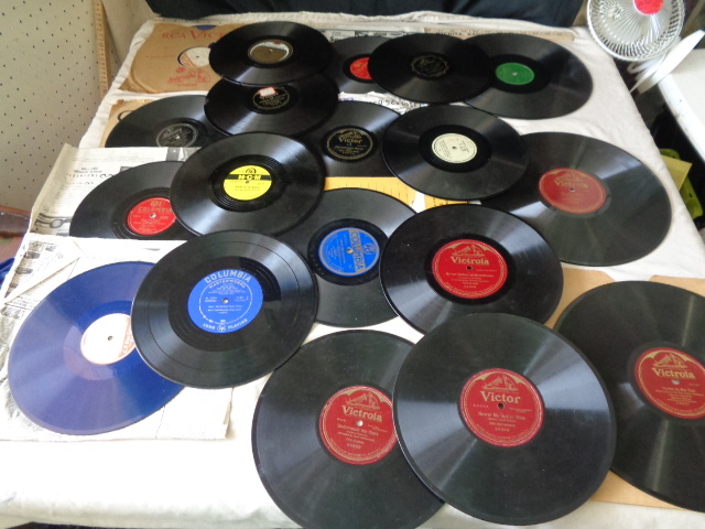 lot 6663 image: 19 Victrola and Columbia 78s