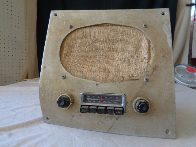 lot 6714 image: Classic Motorola Radio FN200A