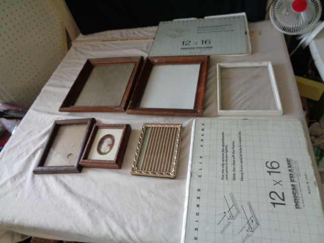 lot 6743 image: 6 picture frames and 2 Designer clip frame