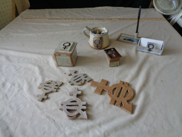 lot 6753 image: Awesome Ceramic Pottery Desk Decor