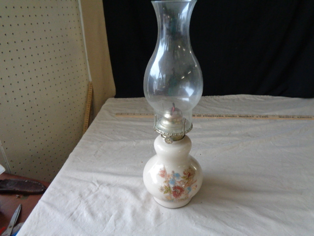 lot 6758 image: Very Pretty Oil Lamp