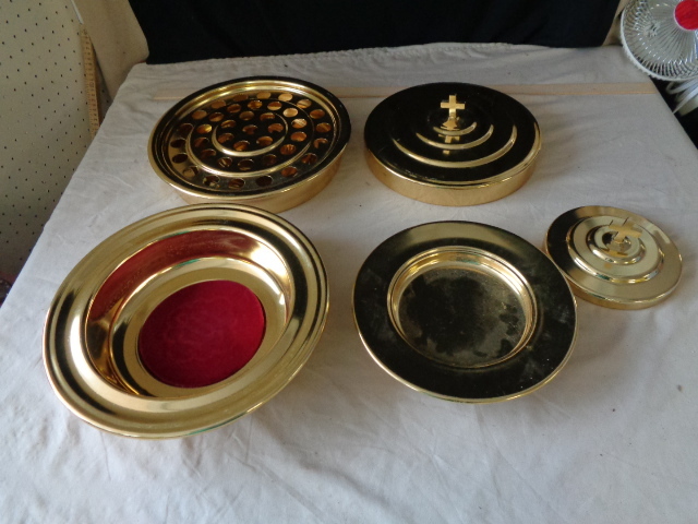 lot 6761 image: Artistic Communion Ware