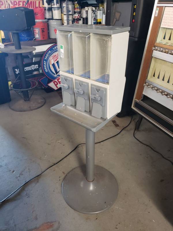 lot 3752 image: Vendstar 3000 Candy Machine