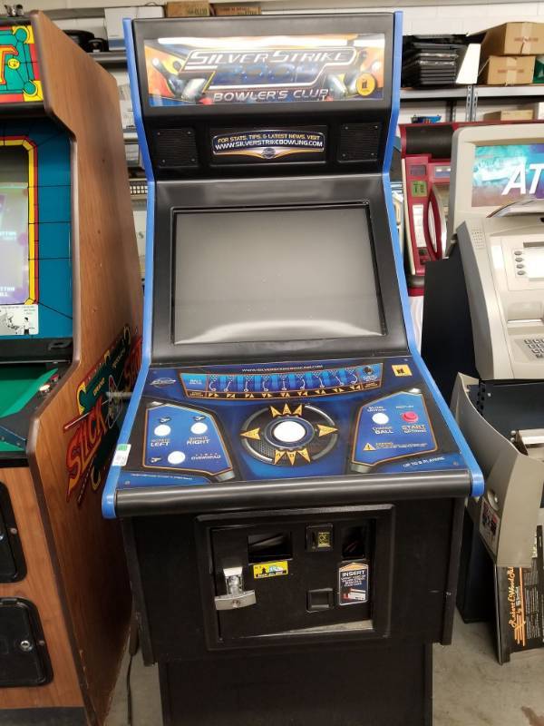 lot 3756 image: Silver Strike Bowlers Arcade Machine