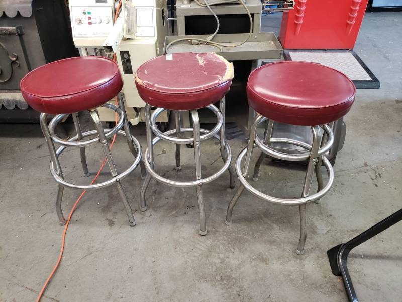 lot 3764 image: (3) Swiveling Barstools