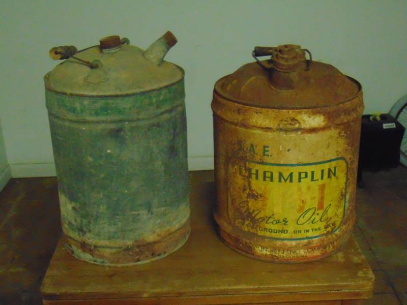 lot 10644 image: 2 Champlin Motor oil Cans
