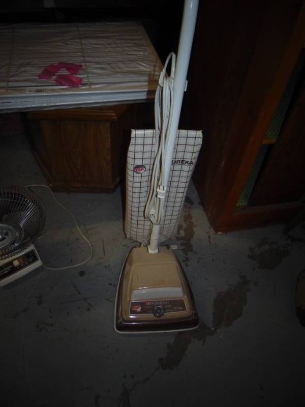 lot 10725 image: Vintage Eureka Vacuum Cleaner