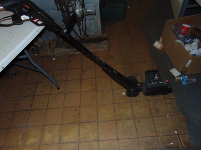 lot 10729 image: Black and Decker 2.0 H.P. High Torque Edger