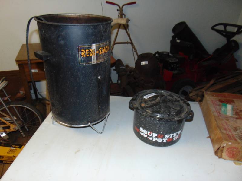 lot 10732 image: Ready Smoke Grill and Stew Pot