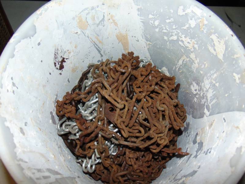 lot 10752 image: Bucket of Chains