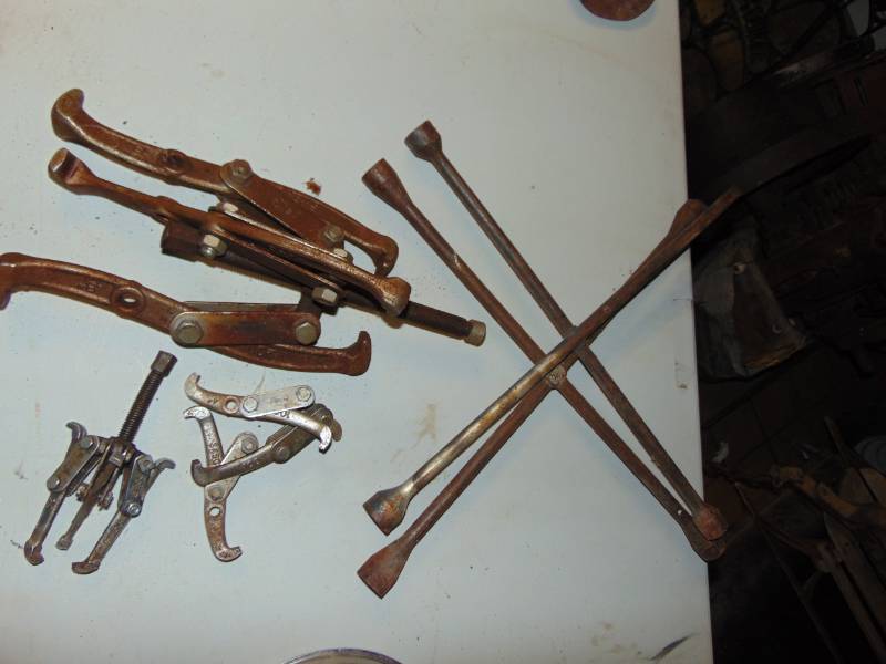lot 10705 image: 3 Different size Pullers, and 2 4 Ways