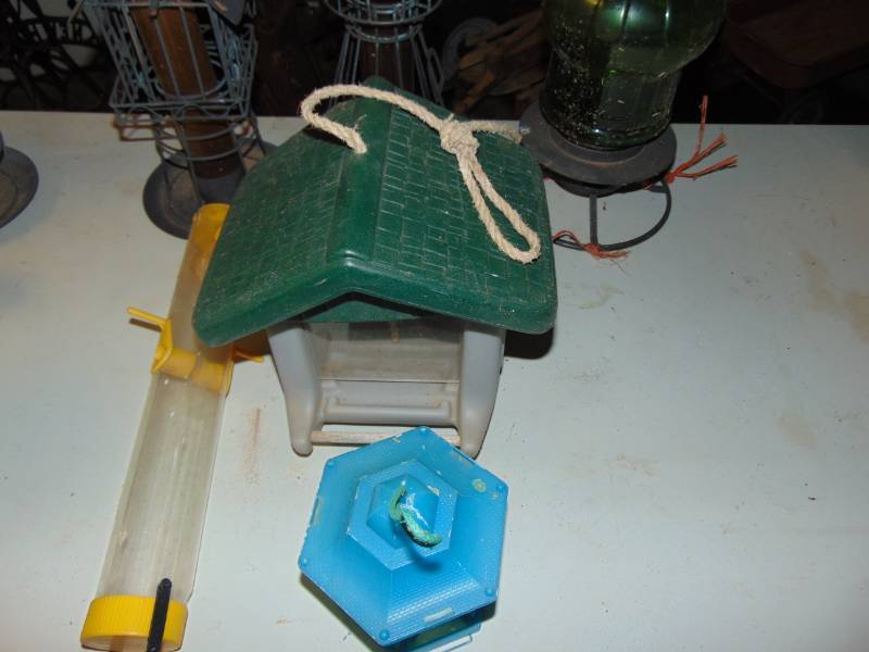 lot 10684 image: Lot of 6 Bird Feeders