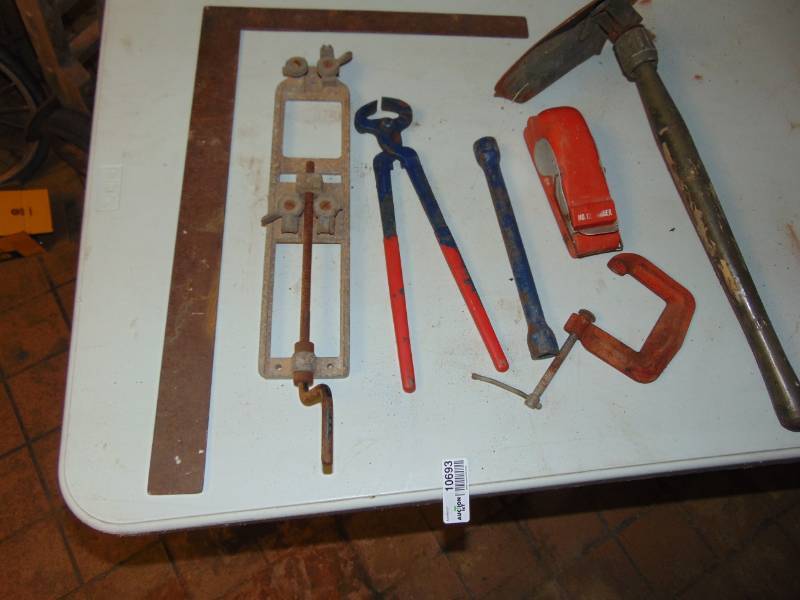 lot 10693 image: Large lot of various vintage hand tools