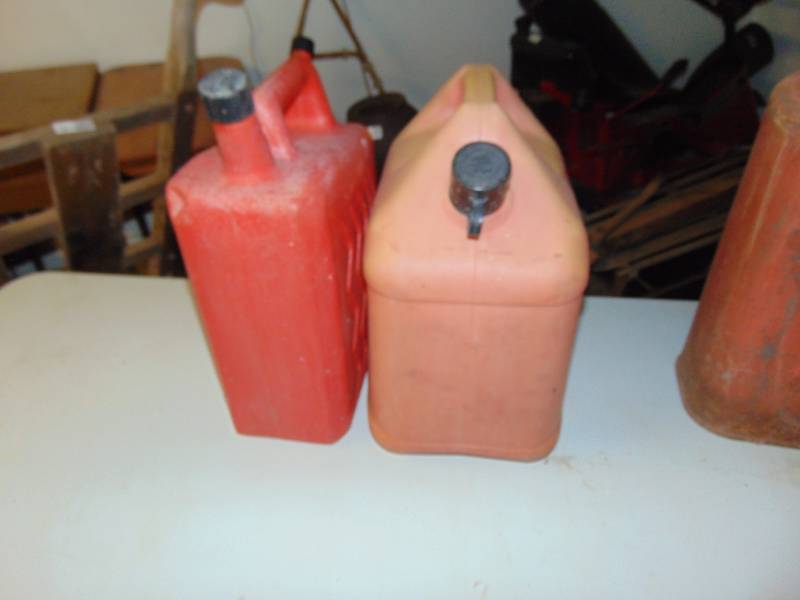 lot 10698 image: 5 gallon gas can, 3 gallon gas can