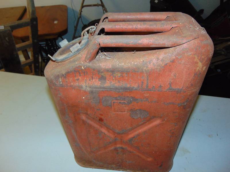 lot 10699 image: Metal 5 Gallon Gas Can