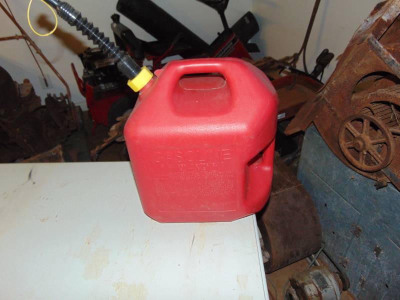 lot 10700 image: 5 Gallon Gas can with flex spot