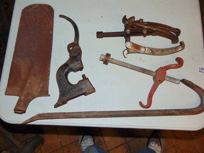 lot 10706 image: 2 different Pullers, Crowbar, Punch and shovel