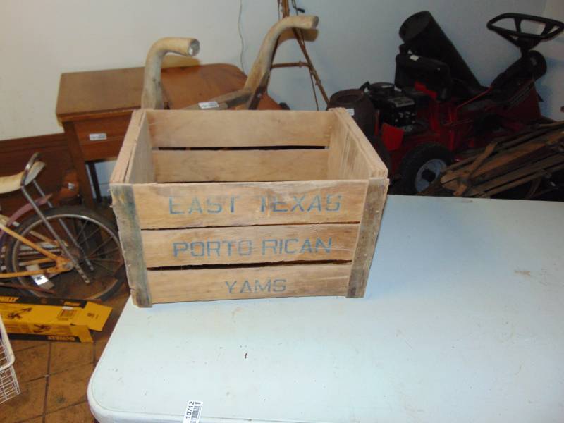 lot 10712 image: Vintage metal and Wooden Box