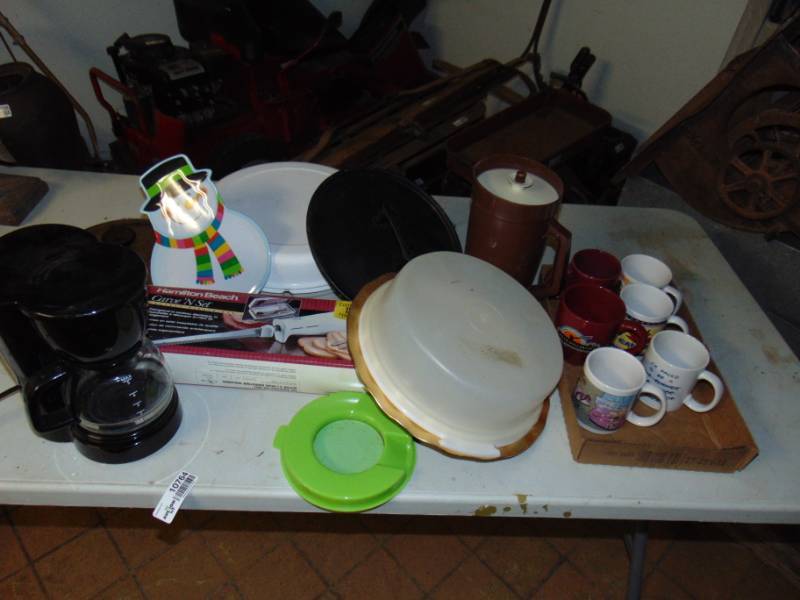 lot 10764 image: Electric Knife, Coffee Pot, Tupperware Server and more
