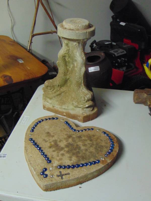 lot 10769 image: Bird Bath Stand, decorative stepping Stone